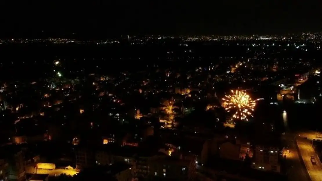 (Özel) Bursalılar yeni yıla havai fişekler ve magandaların silahlarını ateşlemesiyle girdi
