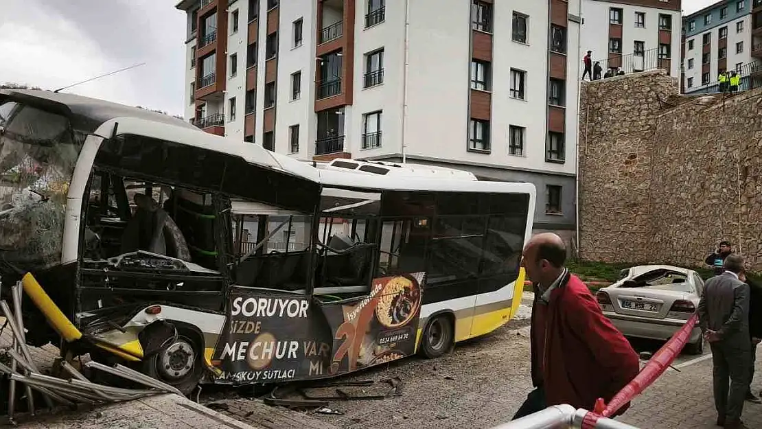 Özel halk otobüsü 10 metrelik istinat duvarından uçtu