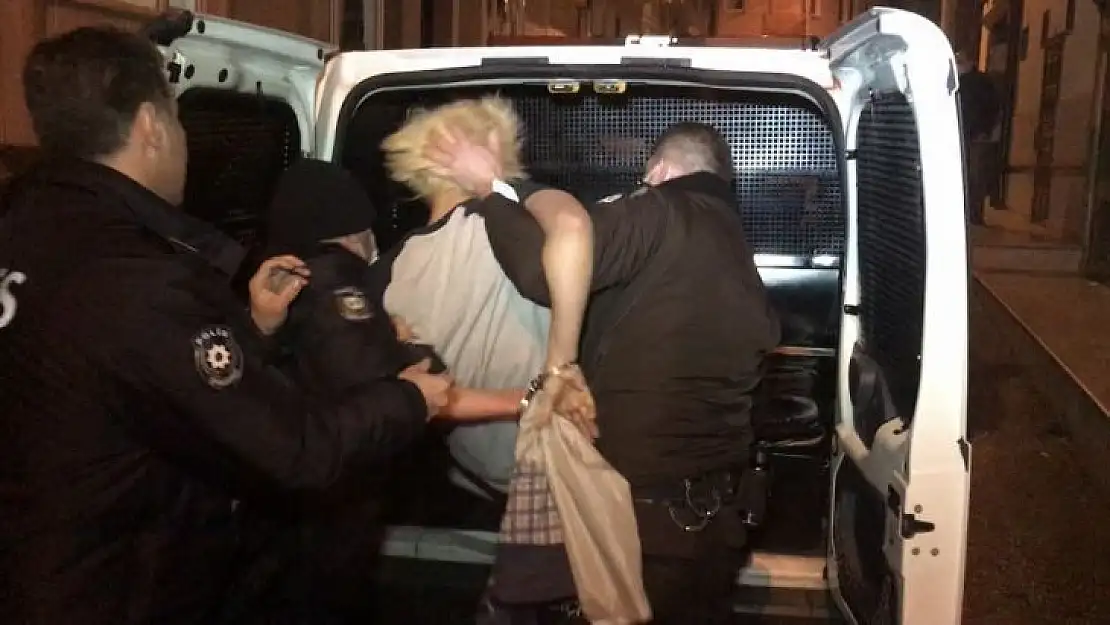 (Özel) Kısıtlamayı delen genç kadın, polise kimlik vermemek için böyle direndi
