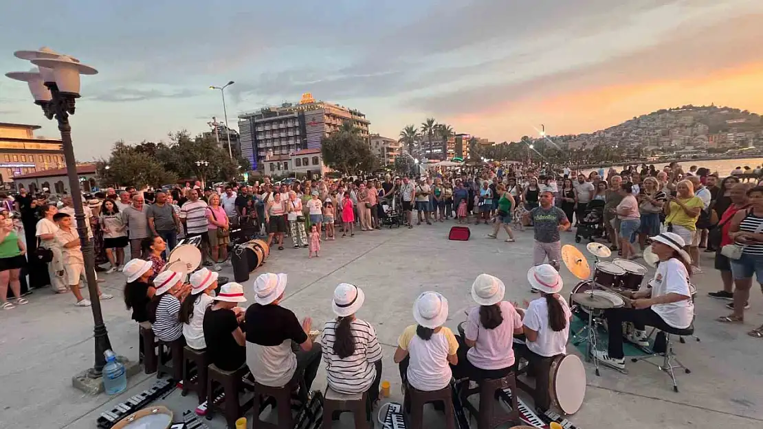 (Özel) Köy çocukları tatilde binlerce turiste konser verdi