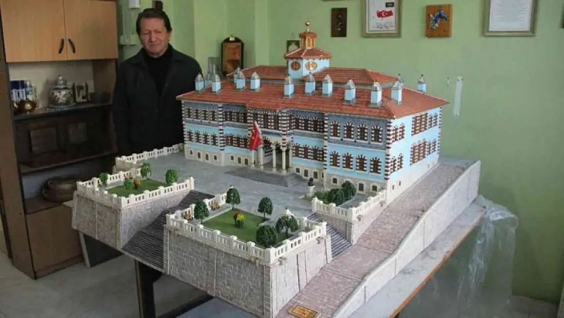 (ÖZEL) Tarihi hükümet konağının maketini yaptı
