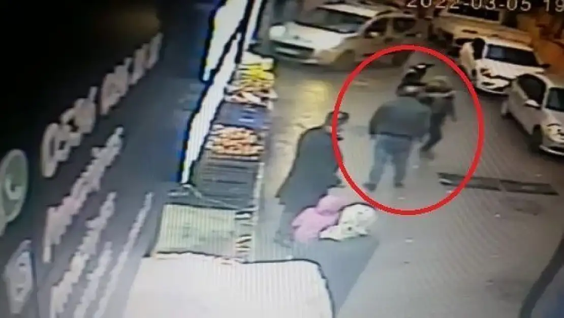 (Özel) Trafikte dehşet anları...Satırla saldırdı, o anlar kamerada
