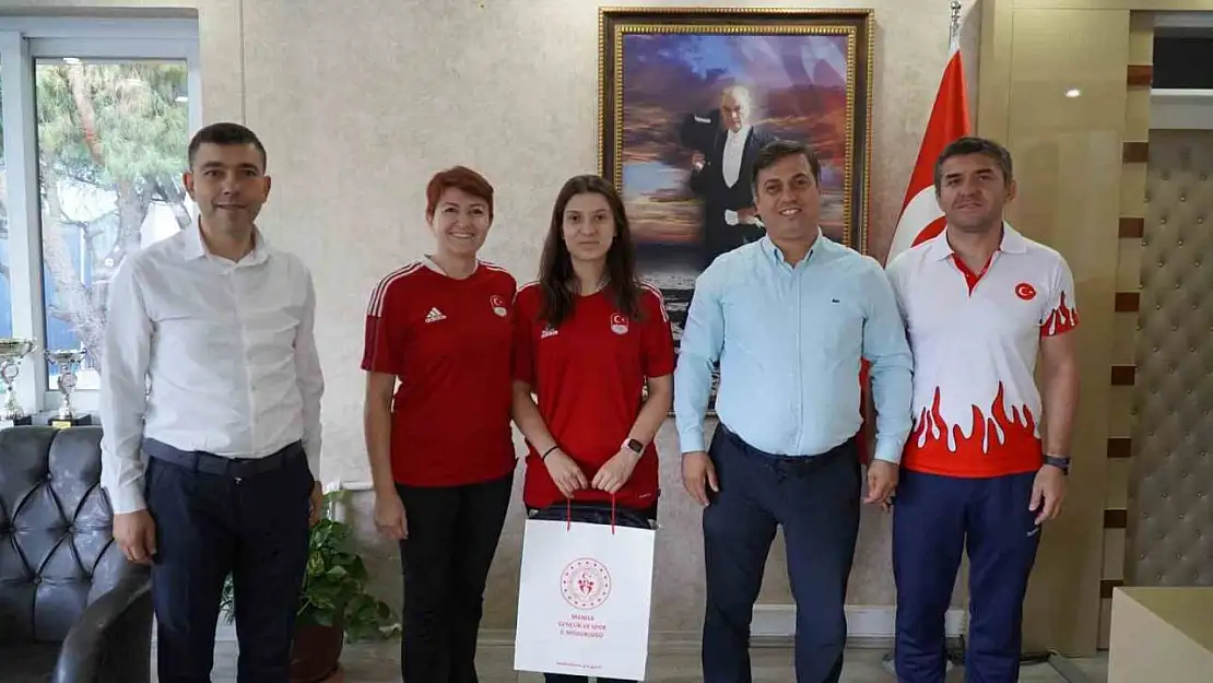 Öztürk'ten Manisalı Milli Badmintoncu Ravza Bodur'a tebrik