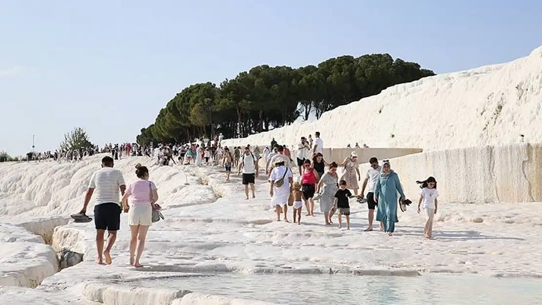 Pamukkale 53 bini aşan ziyaretçi sayısıyla bayramın en çok ziyaret edilen 2. merkezi oldu