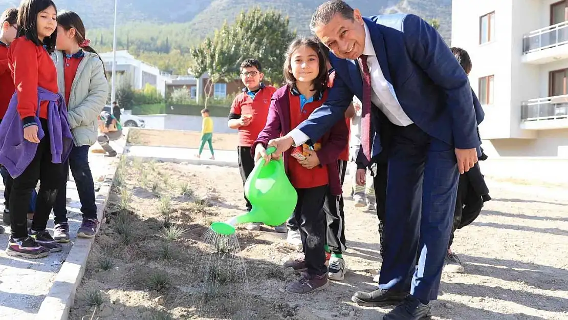 Pamukkale Belediyesi 11 bin 11 fidanı toprakla buluşturdu