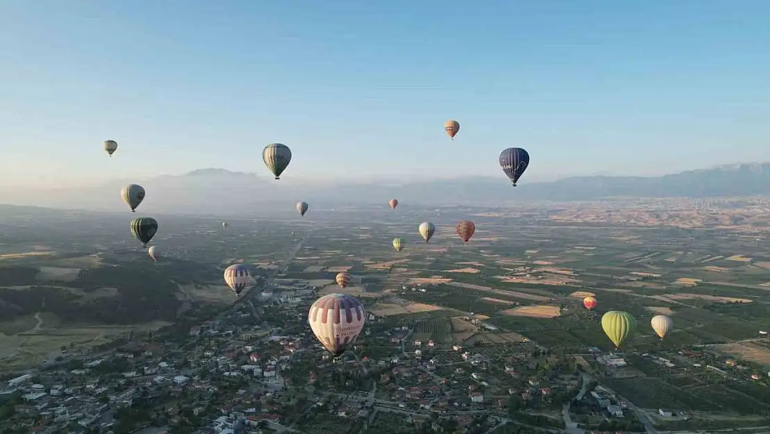 Pamukkale'de balonlar günde 300 turist ile birlikte yükseliyor