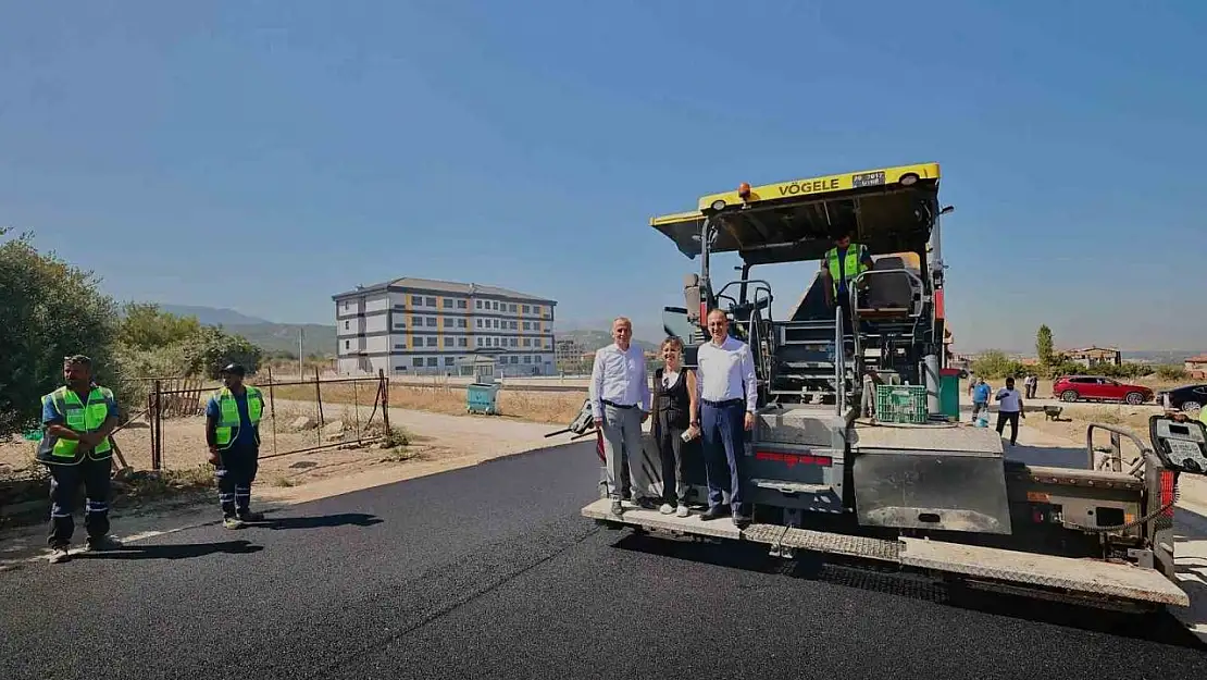 Pamukkale'de okul yollarına sıcak asfalt çalışması sürüyor