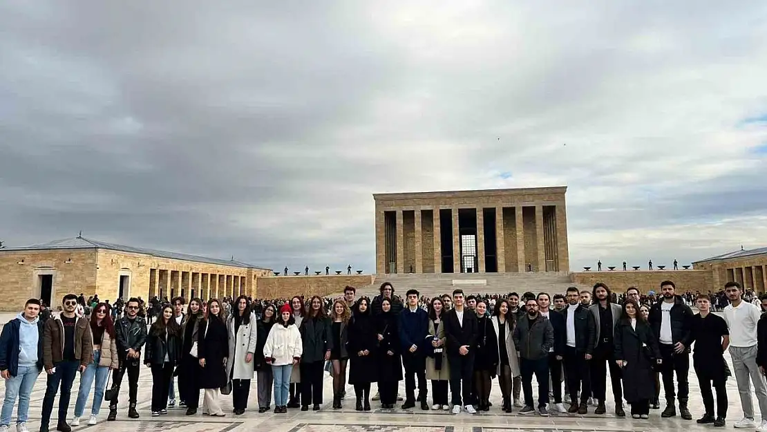 Pamukkale Üniversite öğrencileri Anıtkabir ve TBMM'yi ziyaret etti