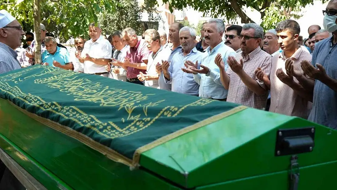 Paraşüt kazasında ölen öğretmeni öğrencileri gözyaşlarıyla uğurladı