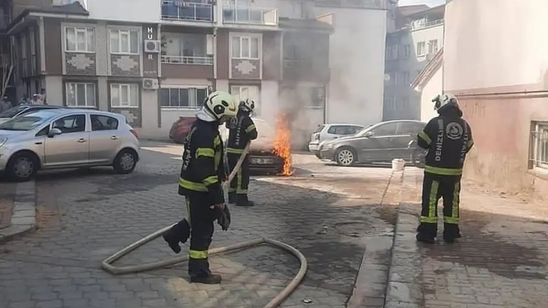 Park halindeki araçta yangın çıktı