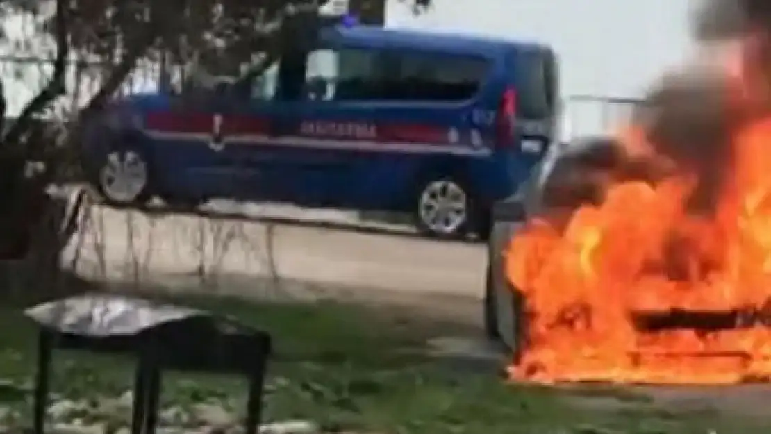 Park halindeki lüks otomobil alev alev yandı