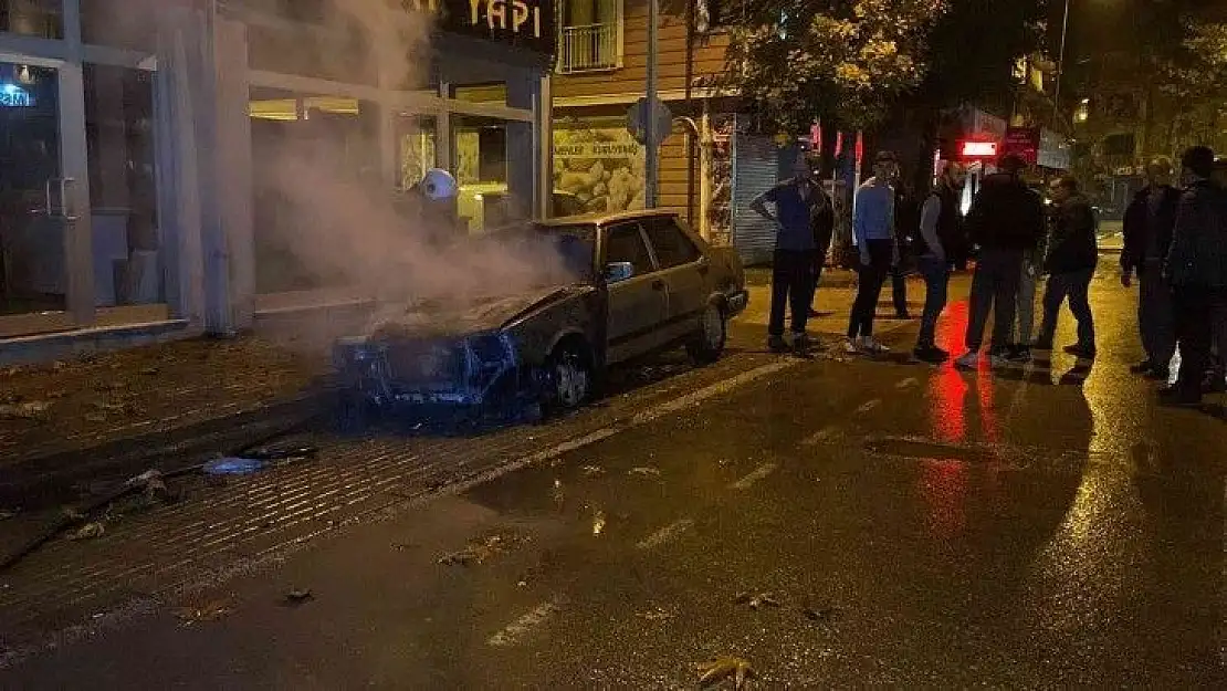 Park hâlindeki araç alevlere teslim oldu