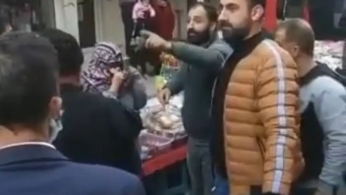 Pazarda hırsızlık yaparken yakalanan kadınlar esnafa saldırdı