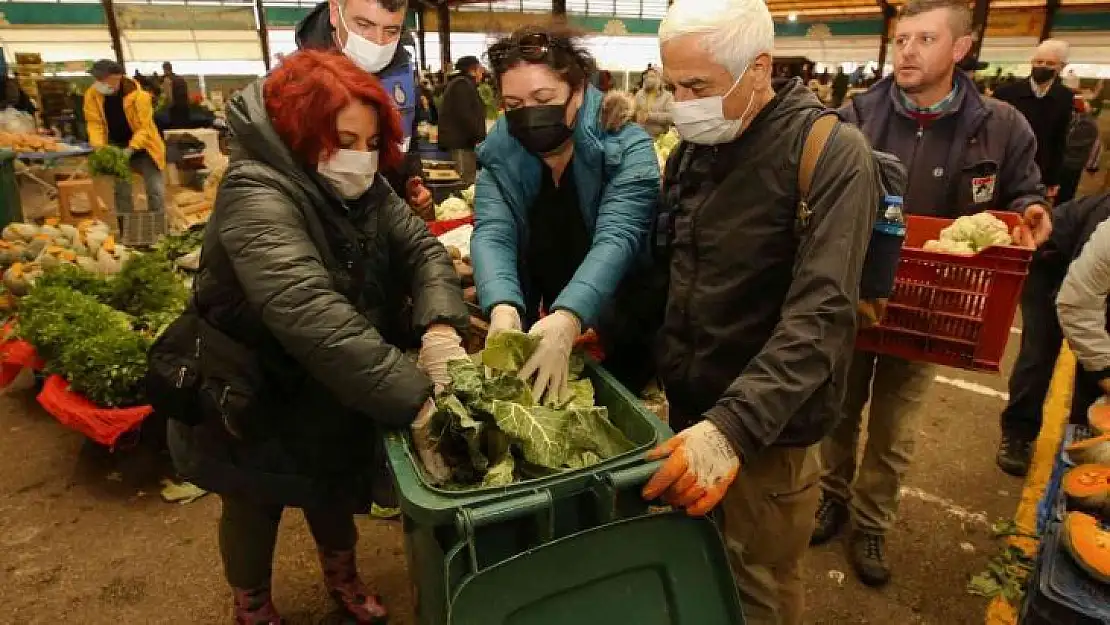 Pazardan topladıkları atıklardan kompost yapmayı öğrendiler