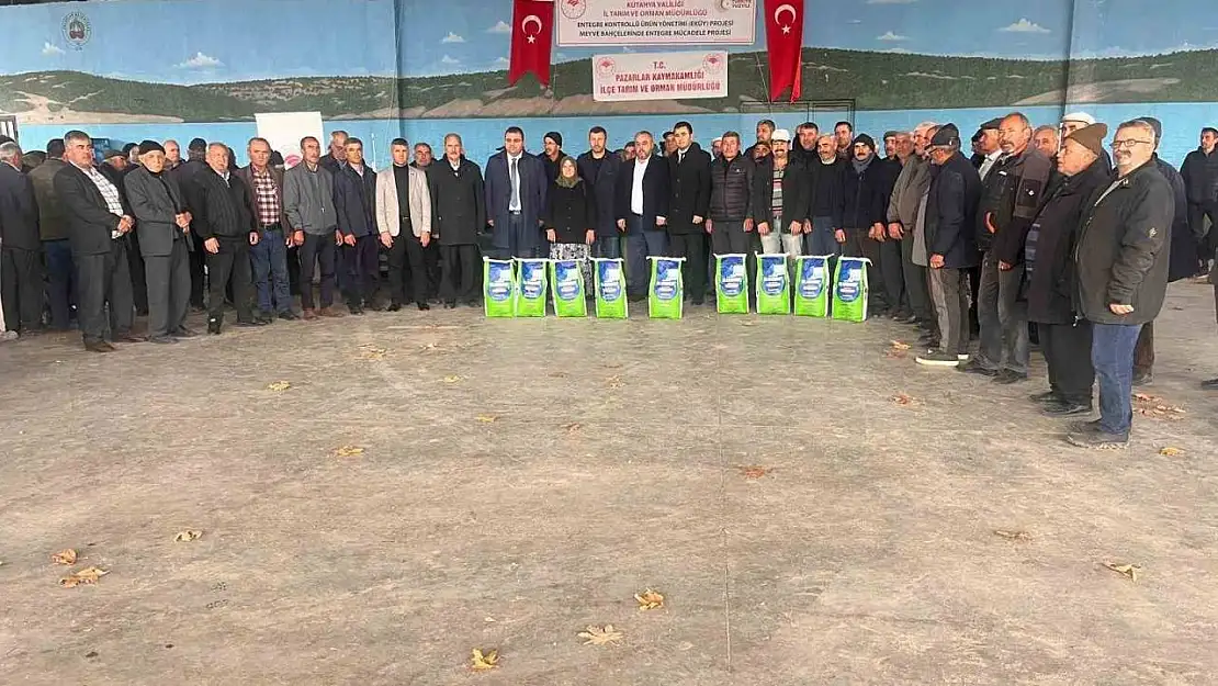 Pazarlar'da üreticilere 'Bordo bulamacı' dağıtıldı