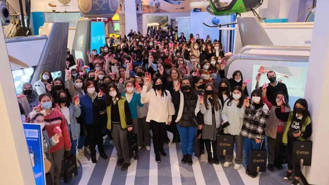 Pembe kağıt uçaklar GUHEM'de havalandı