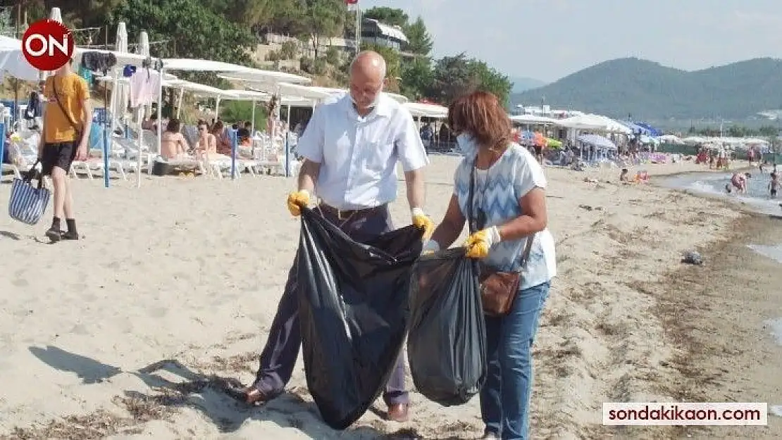 Plajdan onlarca torba çöp topladılar
