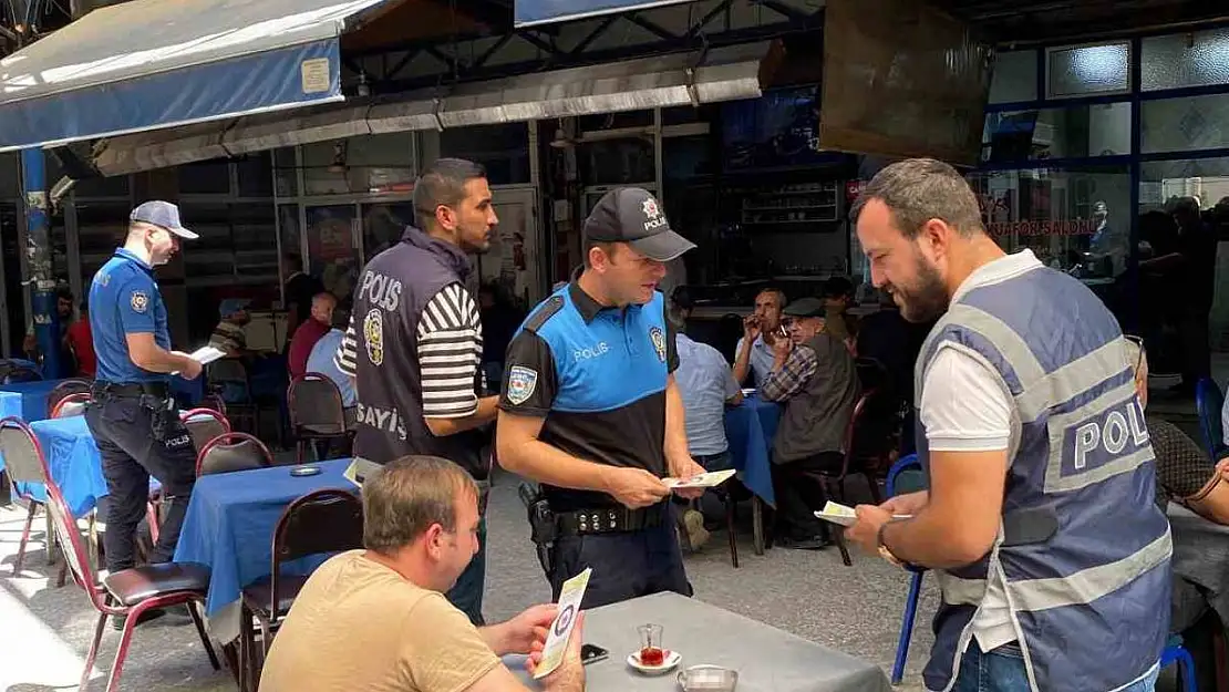 Polis dolandırıcılığa karşı broşür dağıttı