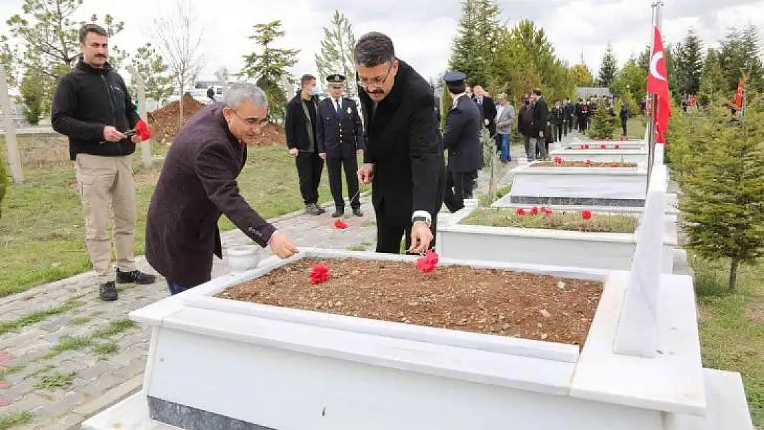 Polis Haftası'nda şehitler kabirleri başında anıldı