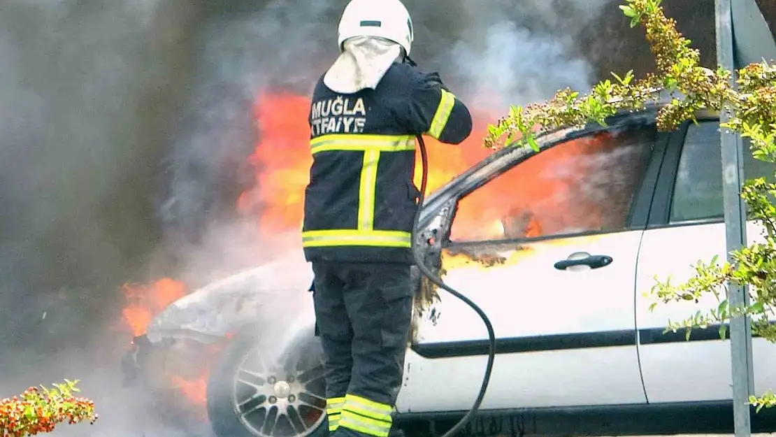 Polis kontrol noktasında araç yangını