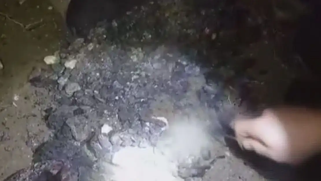 Polisi gören zehir tacirleri uyuşturucuları tuvalet deliğine ve sobaya attı