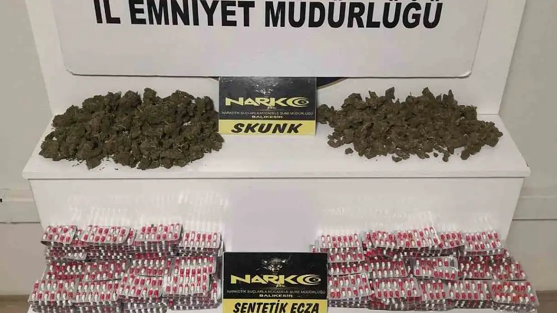 Polisin durdurduğu otomobil uyuşturucu deposu çıktı