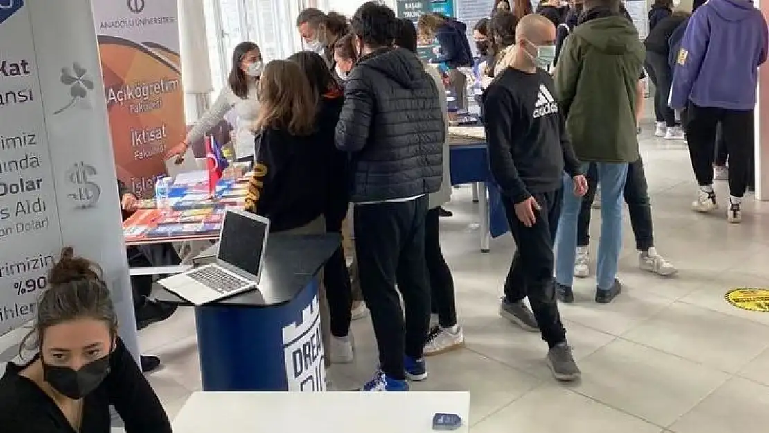 Radikal Eğitim Kurumları'nın üniversite tanıtım fuarı ilgi gördü