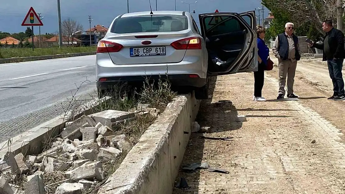 Refüje çıkan otomobildeki 3 kişi kazadan sıyrık almadan kurtuldu