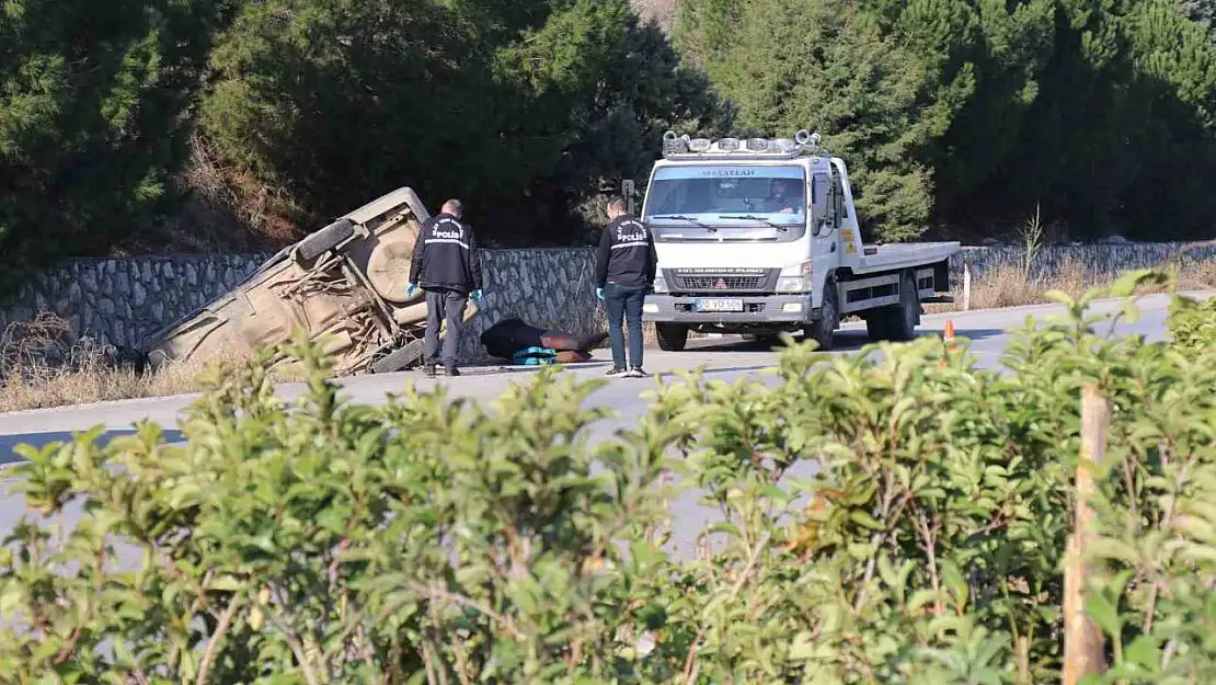 Refüjü aşan otomobil, karşı şeritteki istinat duvarına çarptı: 1 ölü, 1'i ağır 2 yaralı