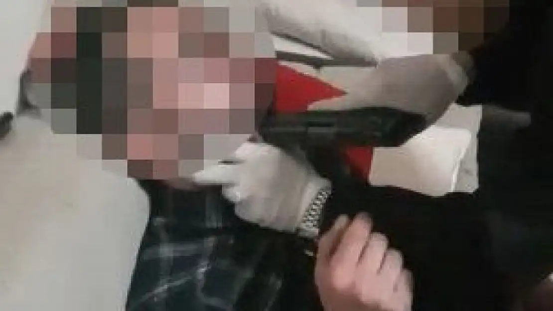 Rehin aldıkları 2 gencin ağzına silah dayayıp kadın elbisesi giydiren çeteye operasyon
