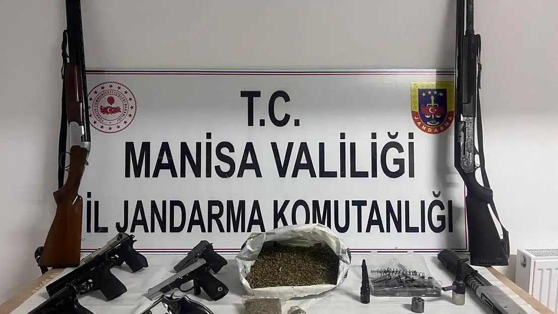Ruhsatsız silahlar ve uyuşturucuyla yakalandı