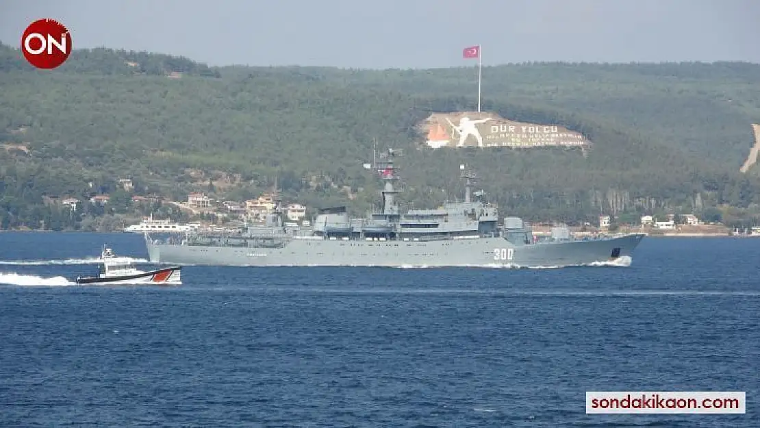 Rus donanmasına ait eğitim gemisi Çanakkale Boğazı'ndan geçti