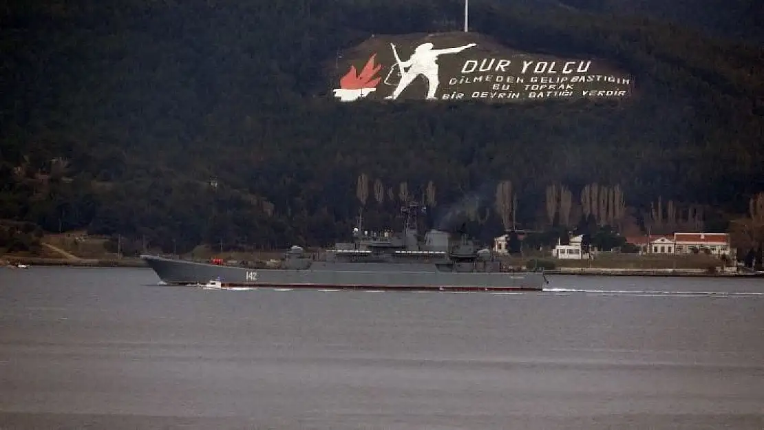 Rus savaş gemisi 'Novocherkassk' Çanakkale Boğazı'ndan geçti