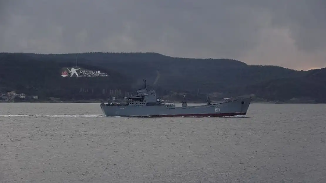 Rus savaş gemisi 'Saratov' Çanakkale Boğazı'ndan geçti