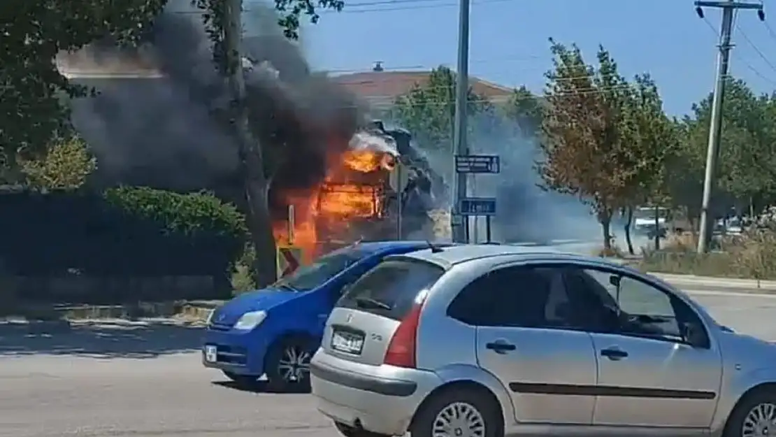 Sabah saatlerinde meydana gelen araç yangınlarında büyük maddi zarar oluştu