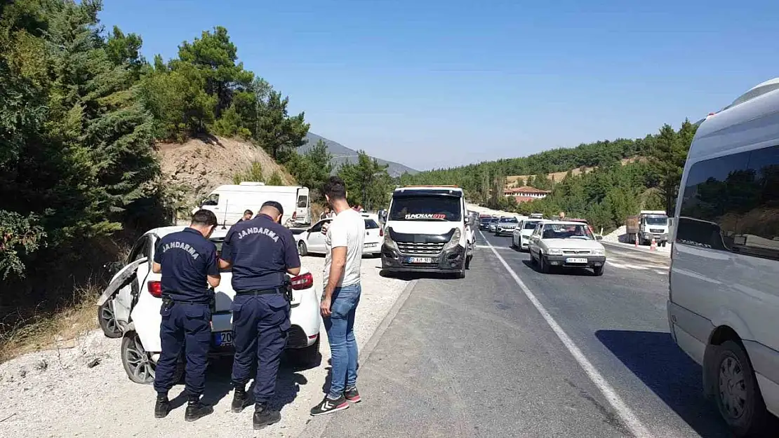 Sabıkalı virajda 6 aracın karıştığı zincirleme kazada 6 kişi yaralandı