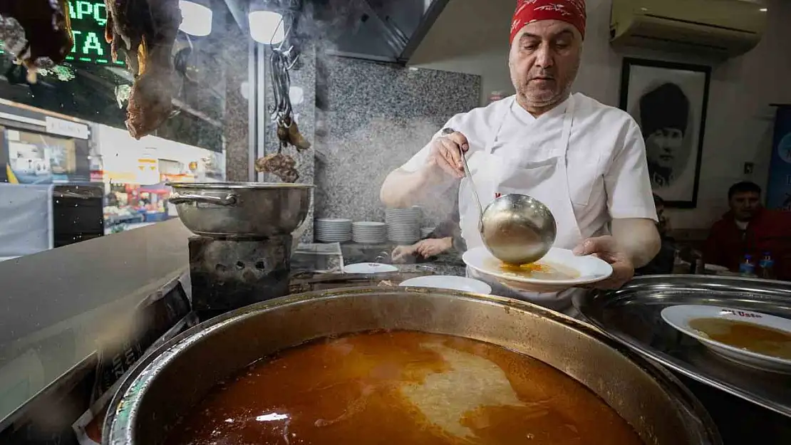 Sadece Güney Doğu'da değil İzmir'in o ilçesi de güne kebapla başlıyor