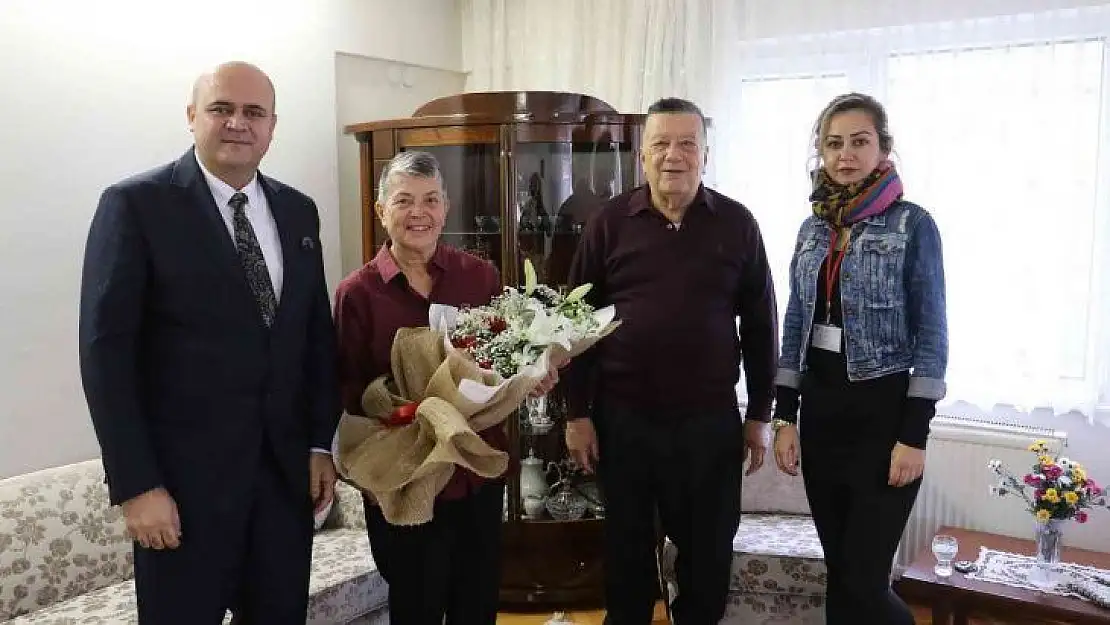 Safiye Öğretmen, Başkan Ergün'ün sürpriziyle duygulandı