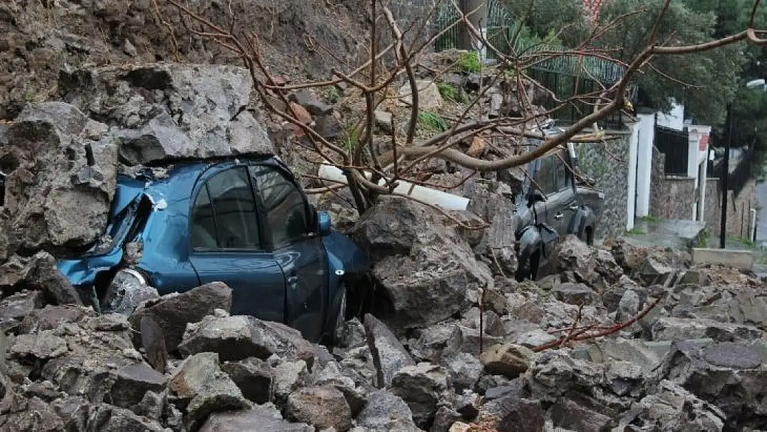 Sağanak nedeniyle istinat duvarı çöktü, 4 araç altında kaldı