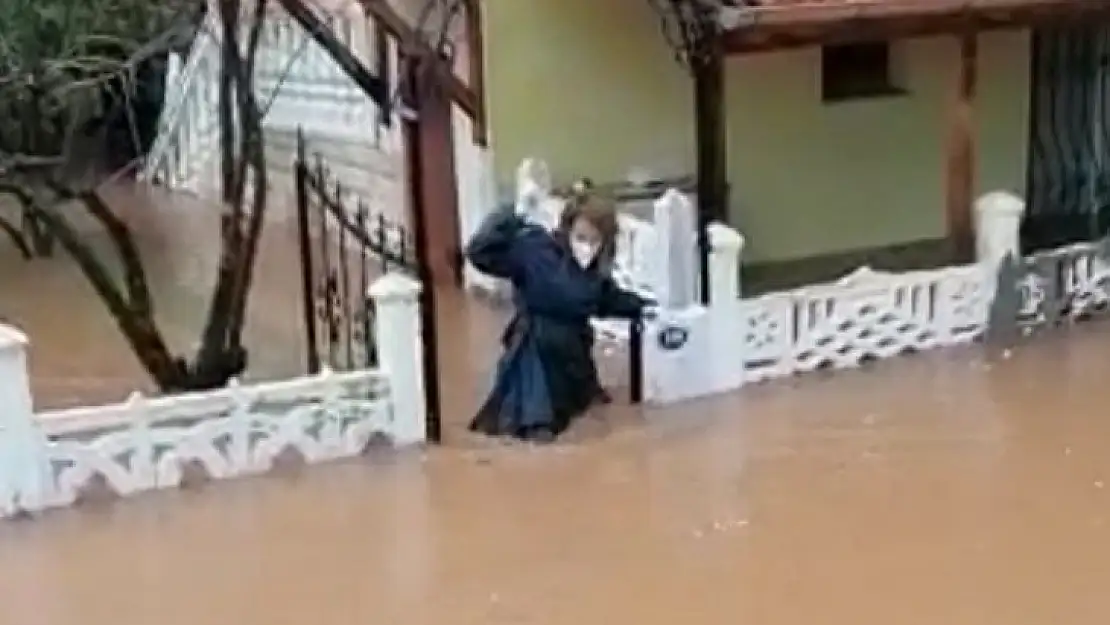 Sağlık çalışanı hastaya müdahale etmek için beline kadar suya girdi