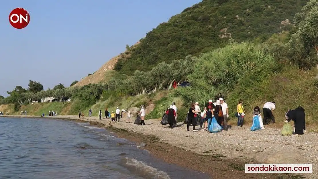 Sağlık çalışanları Kurşunlu Sahili'ni temizledi