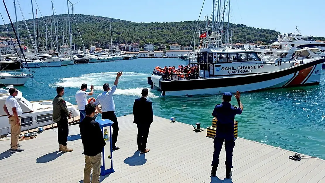 Sahil Güvenlik, 40. yılını Çeşme'de öğrencilerle kutladı