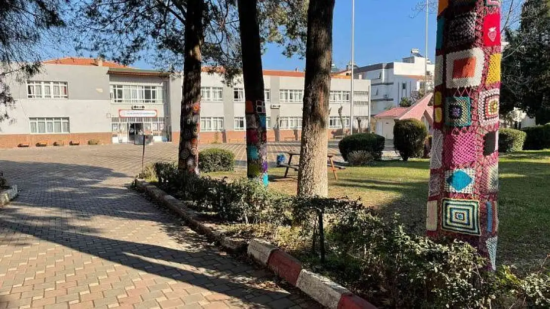 Salihli'de ağaçlar örgü motiflerle süslendi