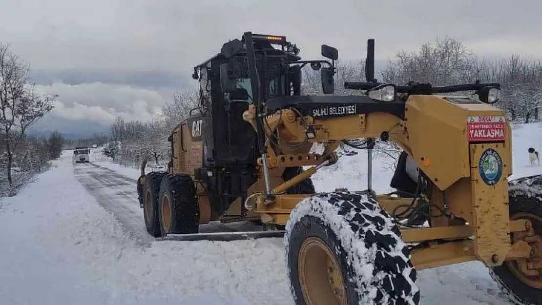 Salihli'de kardan kapanan yollar ulaşıma açıldı