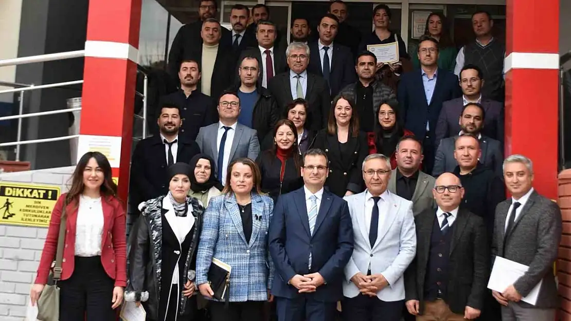 Salihli'de öğretmenlere başarı belgeleri verildi