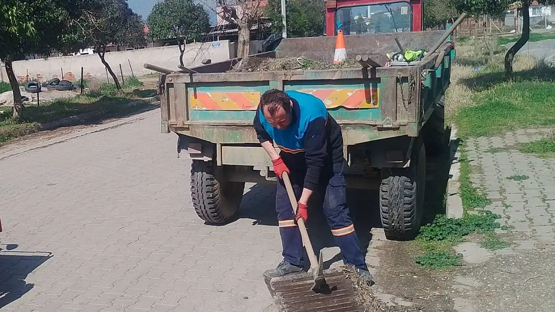 Salihli'de su taşkınlarına karşı ızgara temizliği