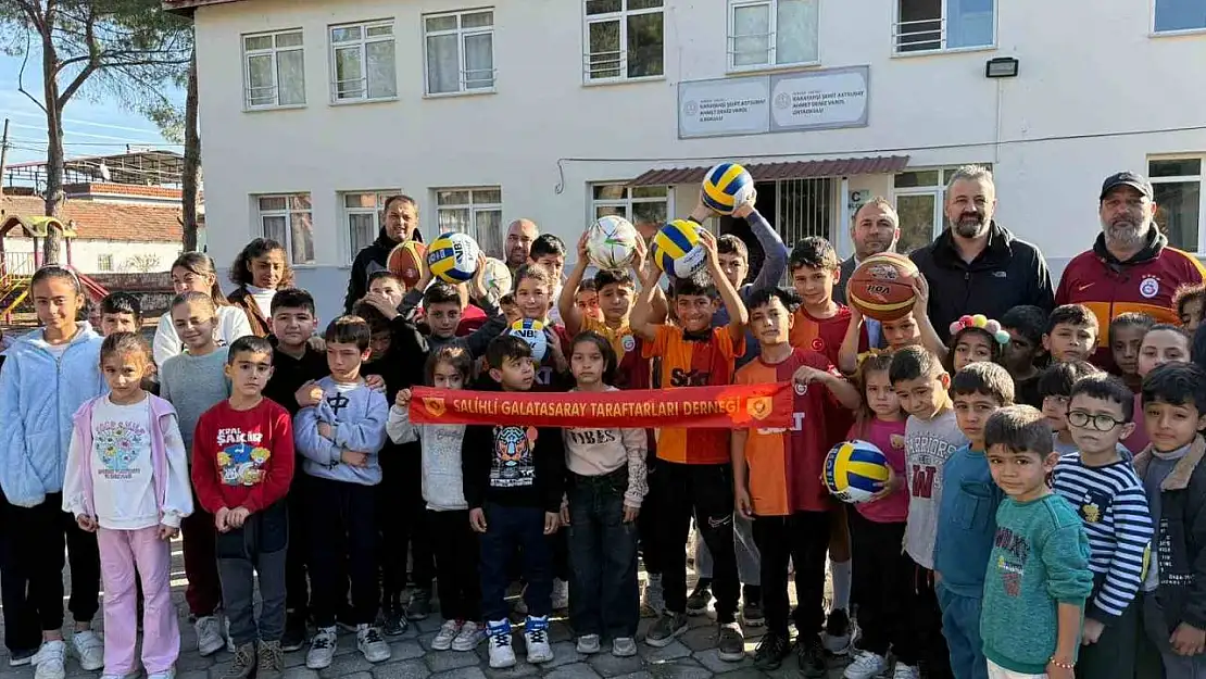 Salihli'deki Galatasaray taraftarlarından okula spor malzemesi desteği