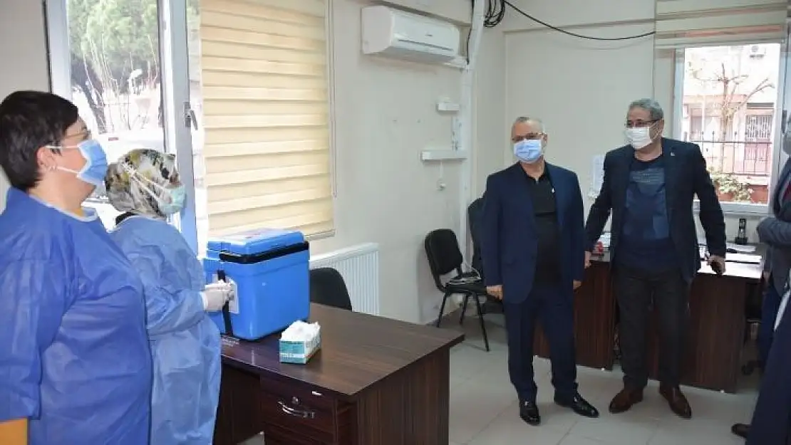 Salihli kaymakamı ve belediye başkanı korona aşısı oldu