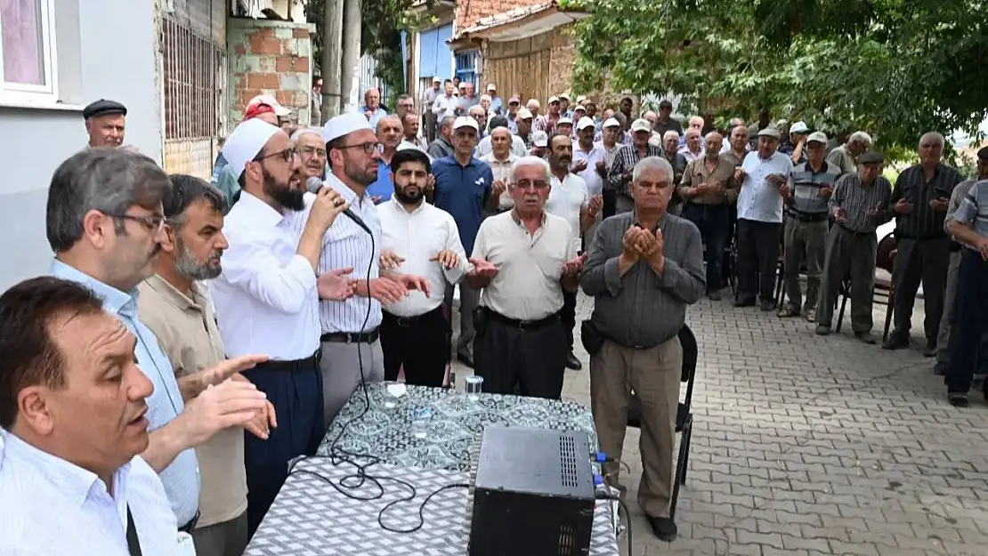 Salihli'nin tarihi mahallesinde eller yağmur için semaya açıldı