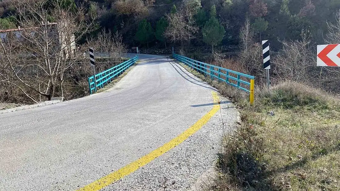 Salihli ve Alaşehir'de köprü korkulukları yenilendi